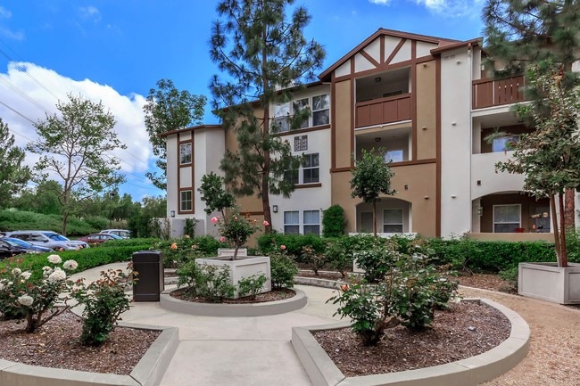 Heritage Park Senior Apartment Homes in Ladera Ranch, CA - Foto de edificio - Building Photo