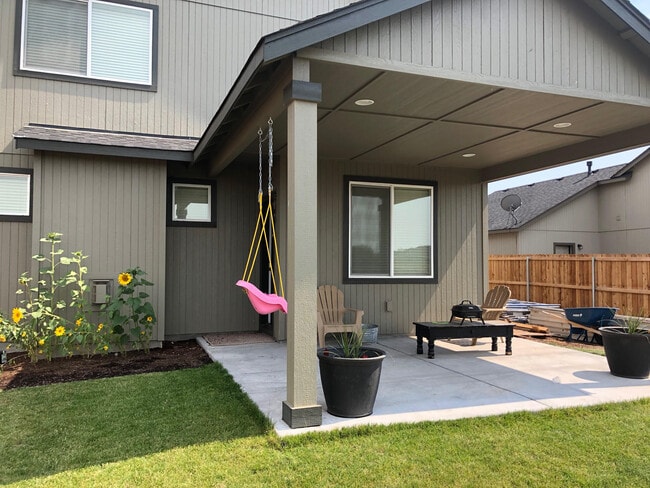 2651 NE 6th Dr in Redmond, OR - Foto de edificio - Building Photo