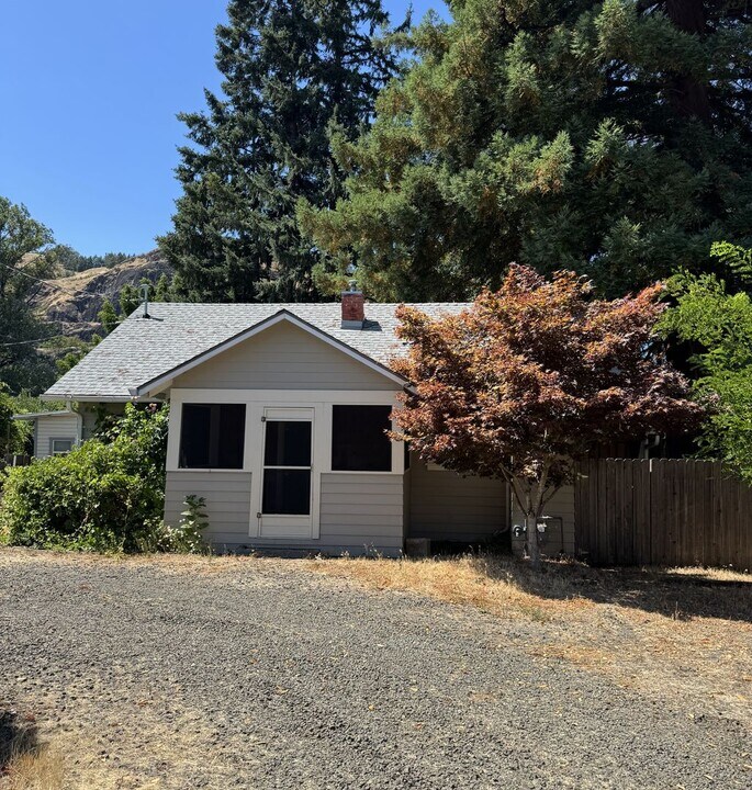 750 SE Flint St in Roseburg, OR - Building Photo