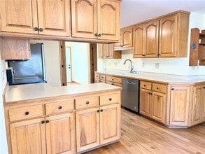 1670 Stillwater St in White Bear Township, MN - Foto de edificio - Building Photo