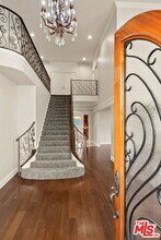 5217 Etiwanda Ave in Los Angeles, CA - Building Photo - Building Photo