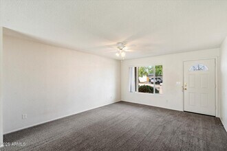 3227 E Helena Dr in Phoenix, AZ - Foto de edificio - Building Photo