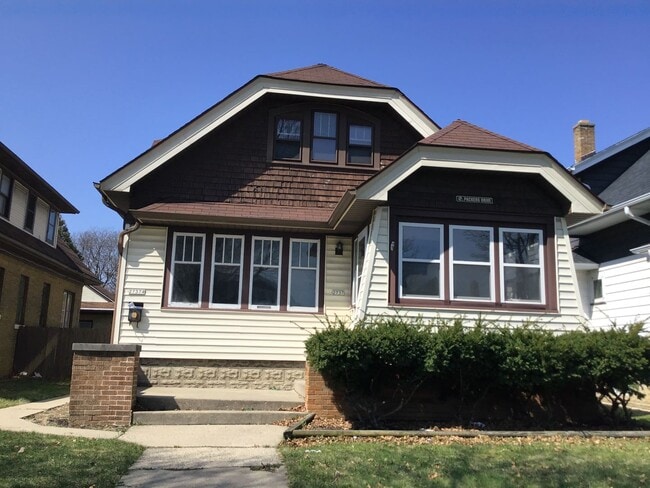 2737 N 55th St in Milwaukee, WI - Building Photo - Building Photo