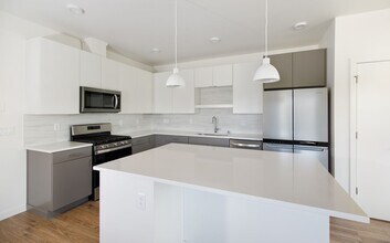 32772 Ten Trails Pkwy SE in Black Diamond, WA - Foto de edificio - Building Photo
