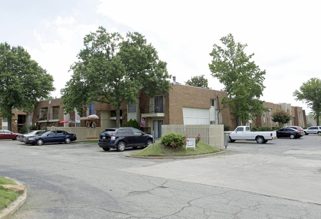 Willow Creek Condominiums in Tulsa, OK - Foto de edificio - Building Photo