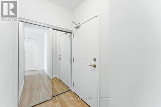 4055-4055 Parkside Village Dr in Mississauga, ON - Building Photo - Building Photo