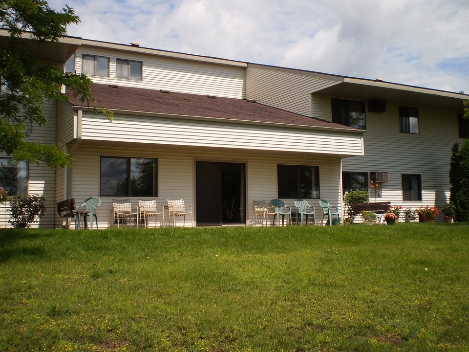 Hilltop Manor Apartments in Spooner, WI - Building Photo