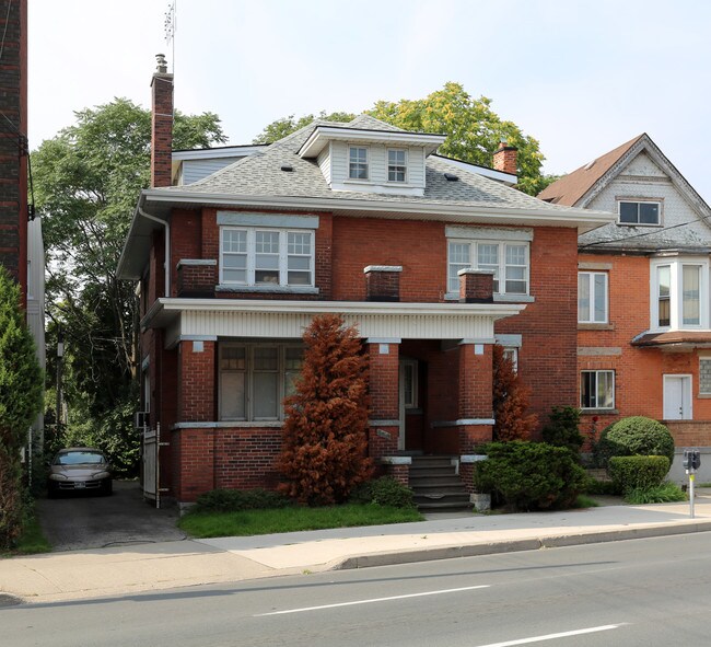 930 King St E in Hamilton, ON - Building Photo - Primary Photo