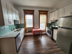 2404 W Superior St, Unit 2E in Chicago, IL - Building Photo - Building Photo