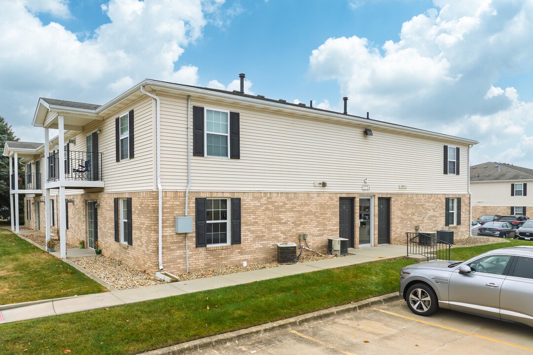 Rainbow East Luxury Apartments in Bloomington, IL - Building Photo