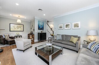 56 Waverley Ave in Newton, MA - Foto de edificio - Building Photo