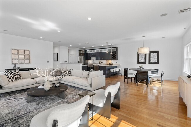 345 W Broadway, Unit 9 in Boston, MA - Building Photo - Building Photo