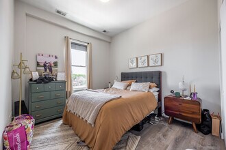 2251 W Lawrence Ave, Unit 201 in Chicago, IL - Building Photo - Building Photo