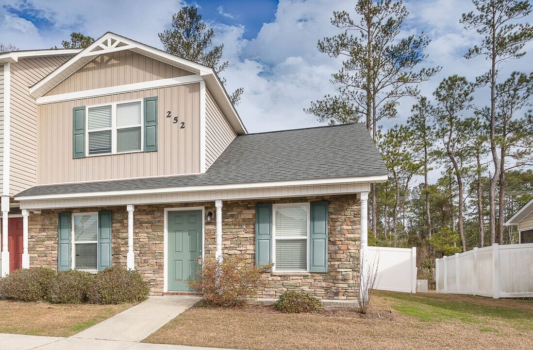 252 Caldwell Loop in Jacksonville, NC - Foto de edificio