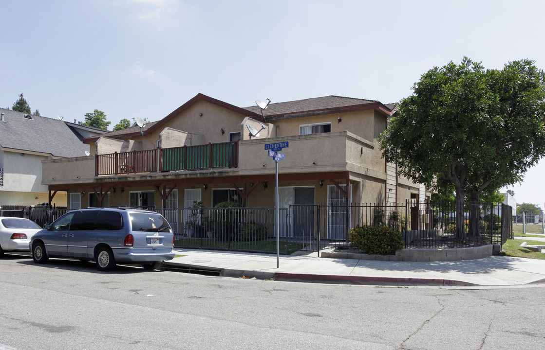 221 W Santa Ana St in Anaheim, CA - Building Photo