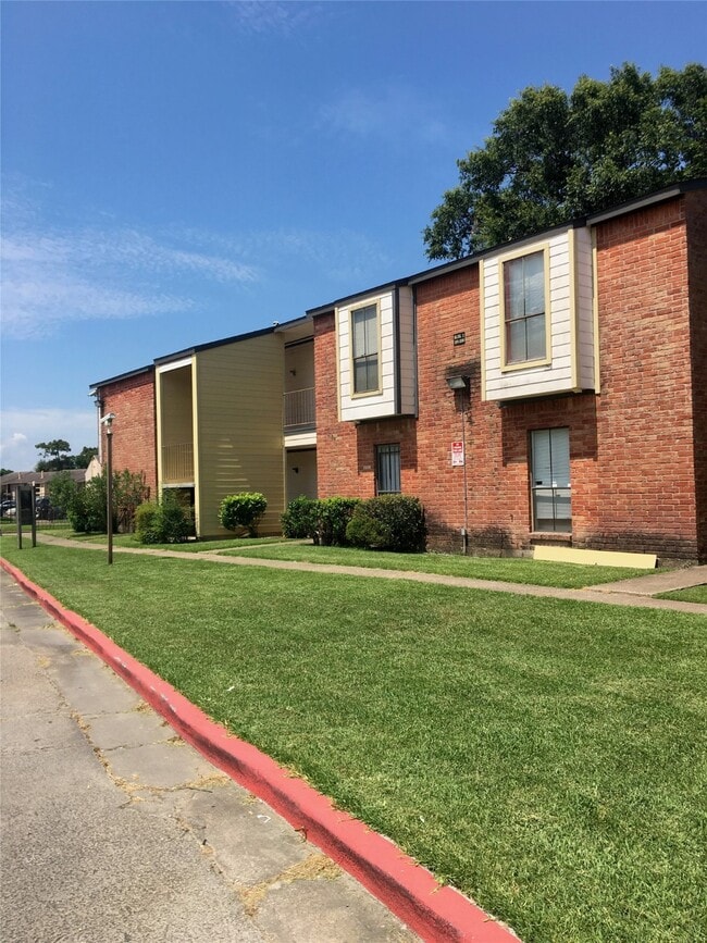 13480 S Thorntree Dr in Houston, TX - Building Photo - Building Photo