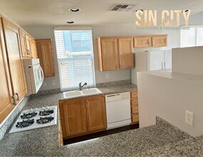 51 E Agate Ave, Unit 405 in Las Vegas, NV - Building Photo - Building Photo