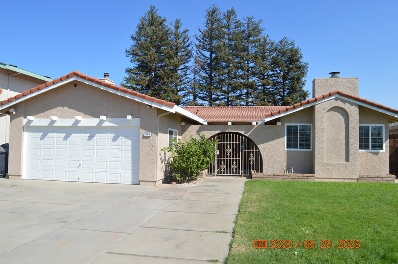 1125 W Tuolumne Rd in Turlock, CA - Building Photo