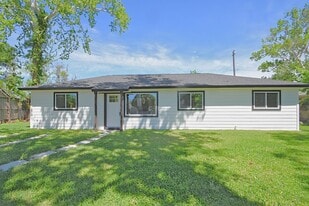 10910 Fullerton Dr in Houston, TX - Building Photo