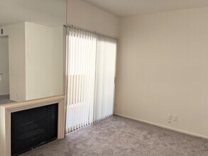 19350 Sherman Way, Unit 125 in Reseda, CA - Foto de edificio - Building Photo