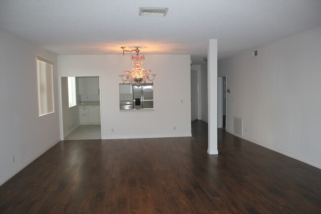 11558 Rochester Ave, Unit 102 in Los Angeles, CA - Building Photo - Building Photo