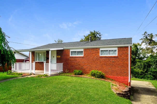 764 5 Pines Rd in Irwin, PA - Building Photo - Building Photo