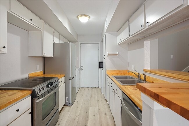 6633 W Airport Blvd in Houston, TX - Foto de edificio - Building Photo