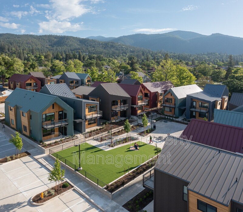 1244 Quincy St in Ashland, OR - Building Photo