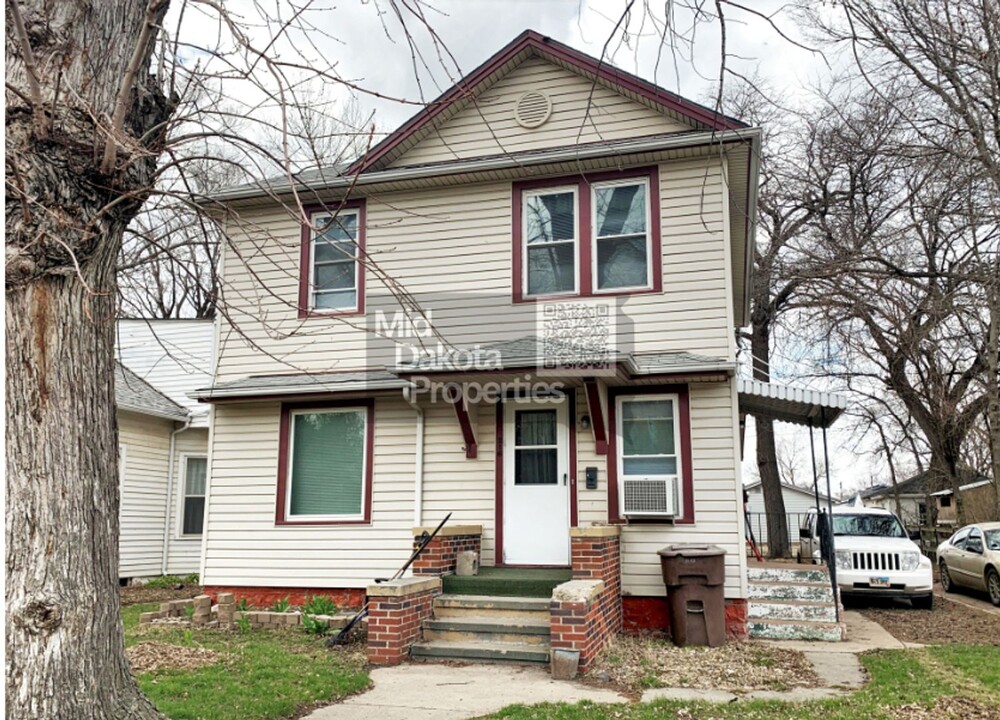 216 E 5th Ave in Mitchell, SD - Building Photo