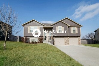 418 Buffalo Ct in Raymore, MO - Foto de edificio - Building Photo