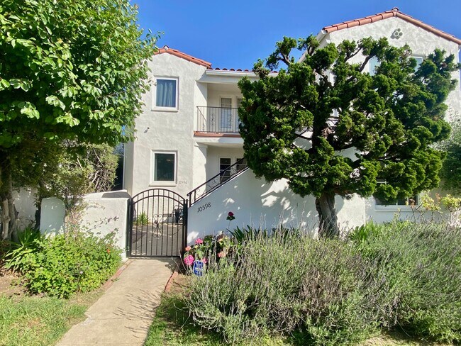 10598 Ayres Ave in Los Angeles, CA - Foto de edificio - Building Photo