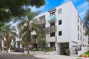 129 S Kings Rd in Los Angeles, CA - Building Photo