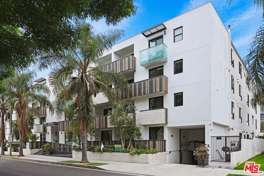 129 S Kings Rd in Los Angeles, CA - Building Photo