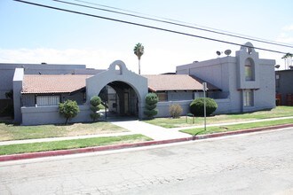 Mountain Plaza Apartments in San Bernardino, CA - Foto de edificio - Building Photo