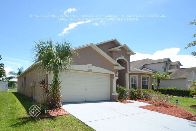 12523 Lake Vista Dr in Gibsonton, FL - Building Photo - Building Photo