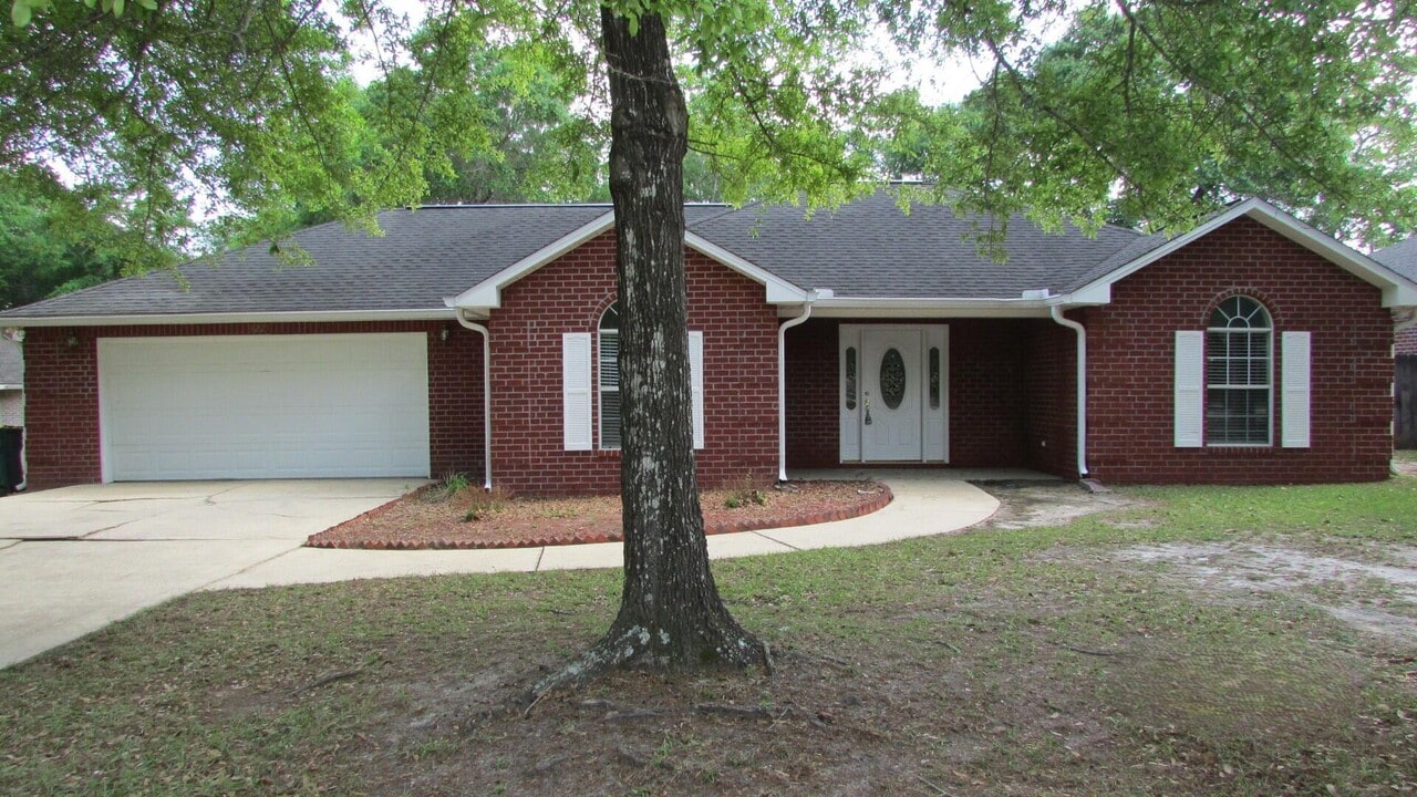 3221 Twilight Dr in Crestview, FL - Building Photo