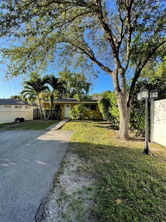 5805 SW 61st St in Miami, FL - Building Photo