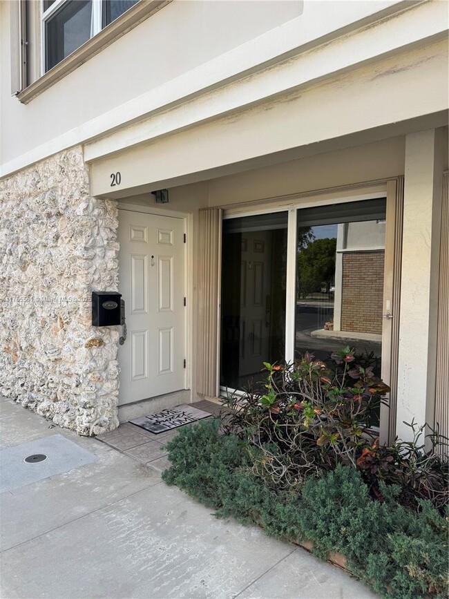 5555 N Ocean Blvd in Lauderdale-by-the-Sea, FL - Building Photo - Building Photo