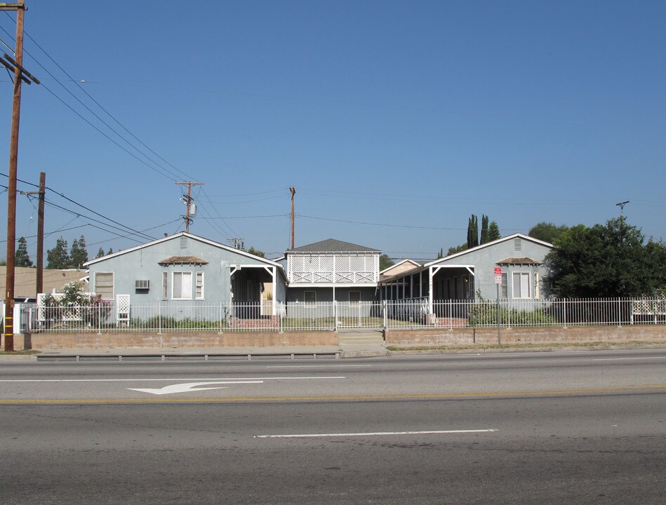 10715-10727 Balboa Blvd in Granada Hills, CA - Building Photo