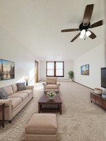114 3rd St NW in Jamestown, ND - Building Photo