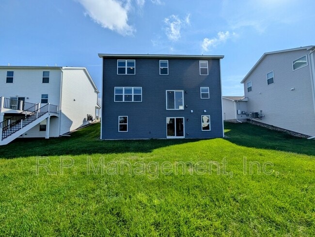 9850 Glacial Valley Rd in Woodbury, MN - Building Photo - Building Photo