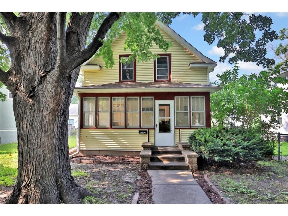 2122 Temple Ct in St. Paul, MN - Building Photo