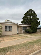 8801 Mt Whitney Dr in El Paso, TX - Foto de edificio - Building Photo