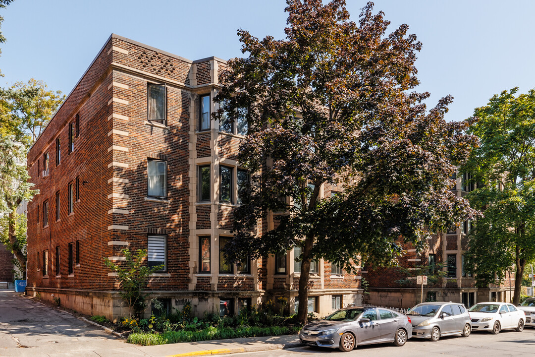 221 Clarke Av in Westmount, QC - Building Photo