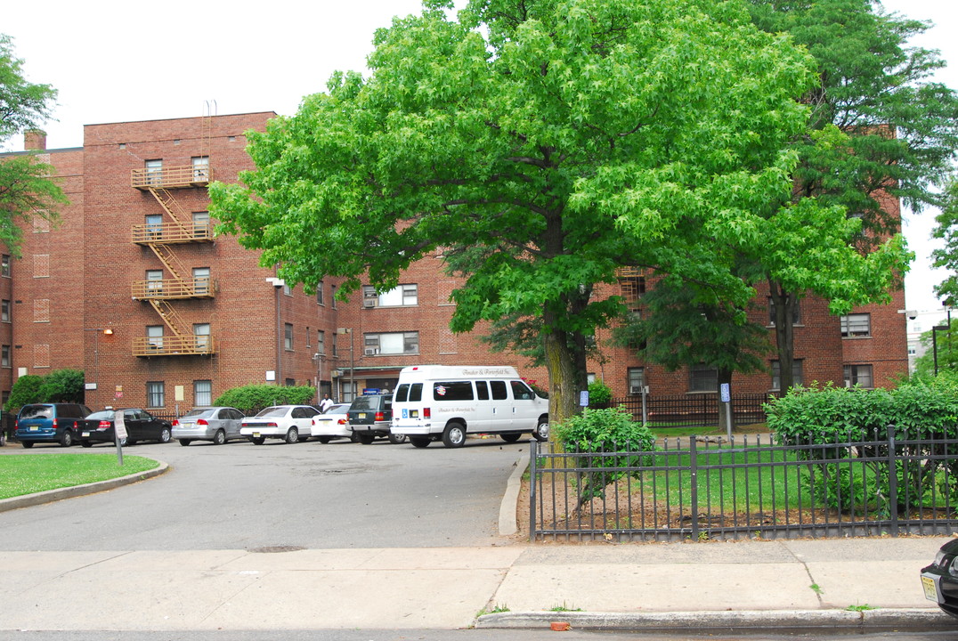 Oakwood Plaza Apartments in Elizabeth, NJ - Building Photo