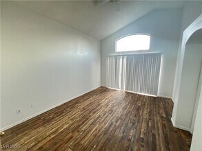 135 Monteen Dr in Henderson, NV - Building Photo - Building Photo