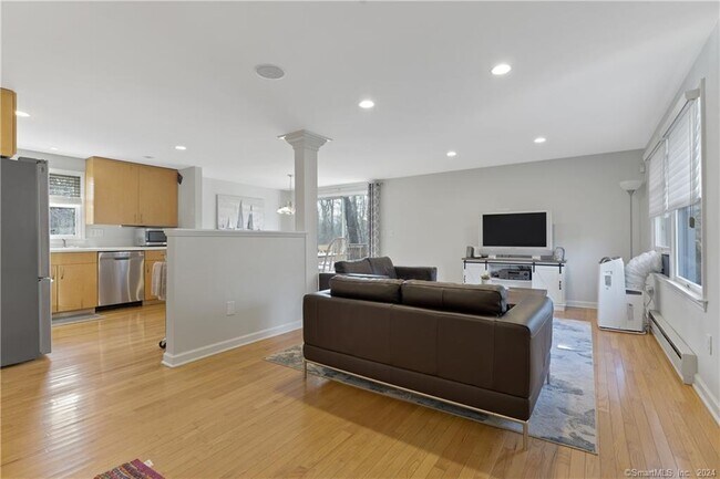 1091 Boston Post Rd in Madison, CT - Building Photo - Building Photo