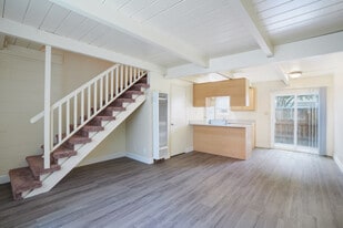 Park Manor in Hayward, CA - Building Photo