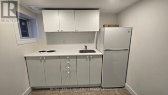 3661 Lake Shore Blvd W in Toronto, ON - Building Photo