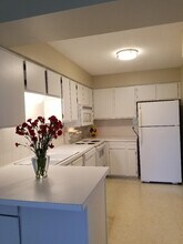 10326 Balsam Ln in Eden Prairie, MN - Building Photo - Building Photo